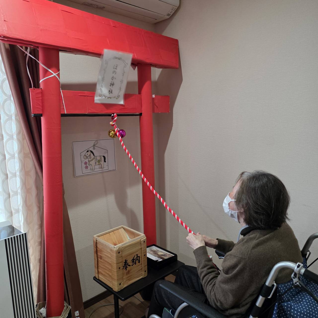 鐘を鳴らす様子