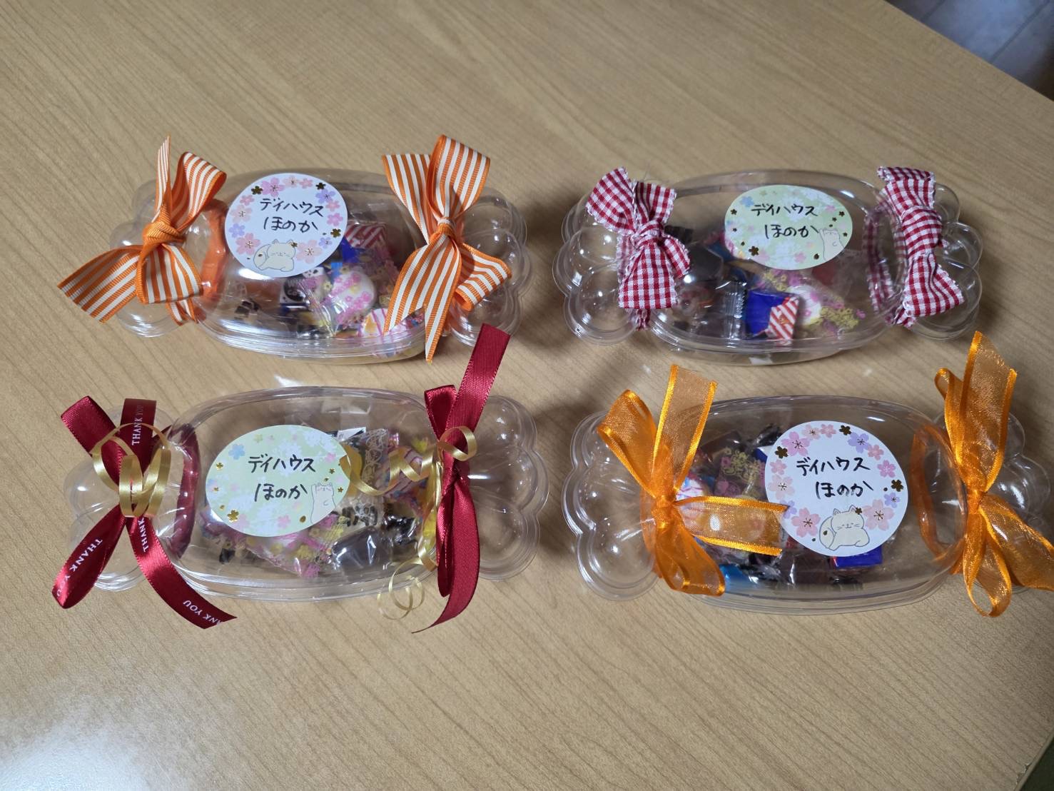 並べられたお菓子とボトル