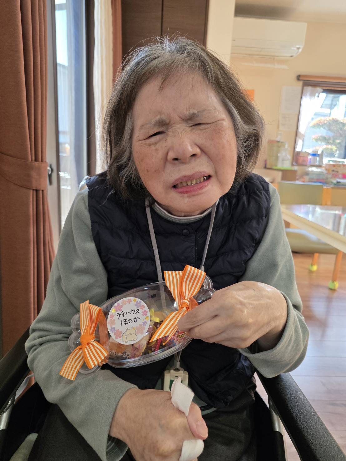 笑顔でギフトを持つ利用者様